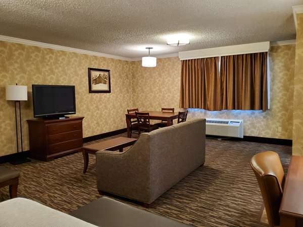  - Best Western Plus Humboldt House Inn Garberville - US 101, Exit 639