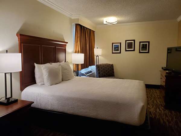  - Best Western Plus Humboldt House Inn Garberville - US 101, Exit 639