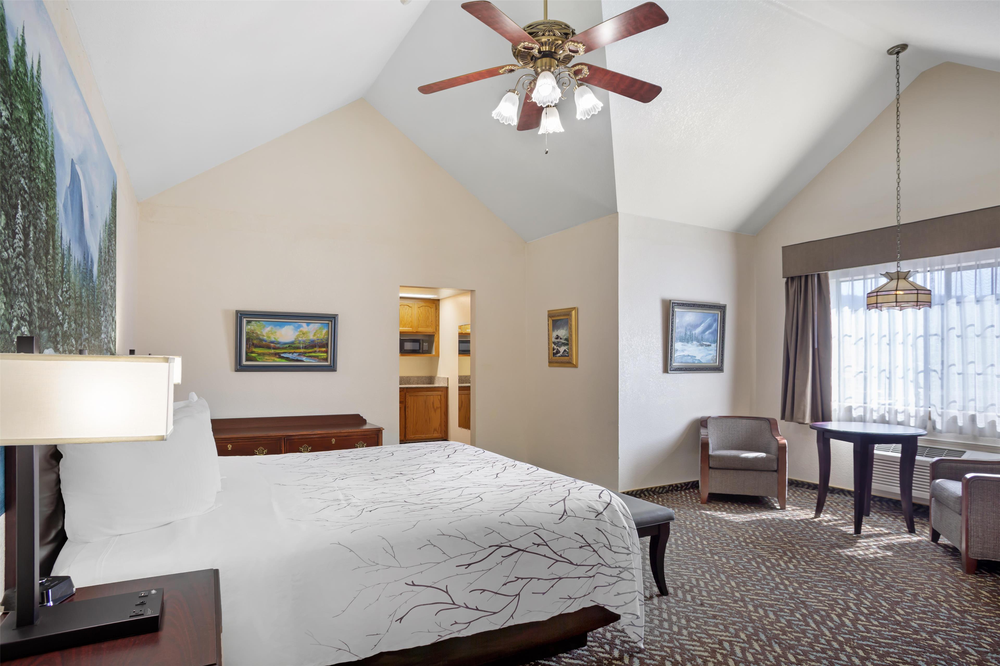 Best Western Plus Yosemite Gateway Inn - Tap to explore photos