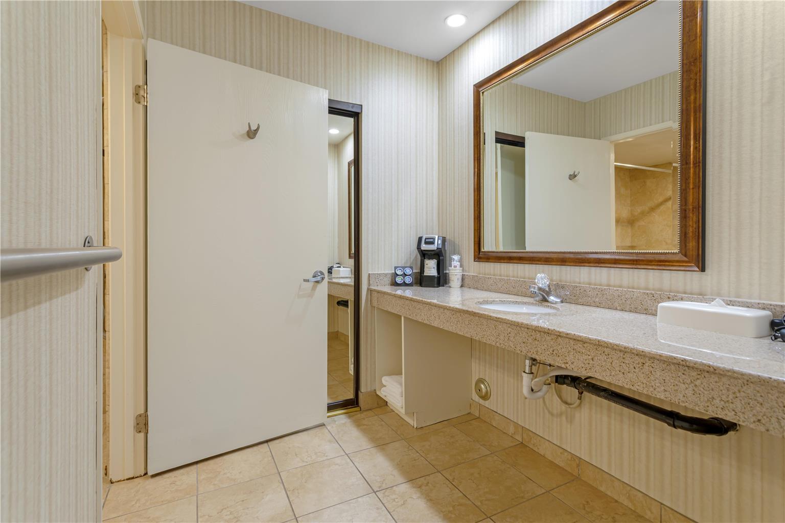 Best Western Plus Big America-guestroom-Guest Room,Bathroom,On-Site.jpg