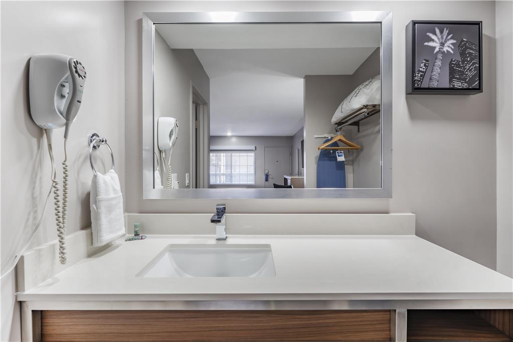 Best Western Airport Plaza Hotel – LAX Airport LA Stadium-guestroom-Guest Room,Bathroom,On-Site.jpg