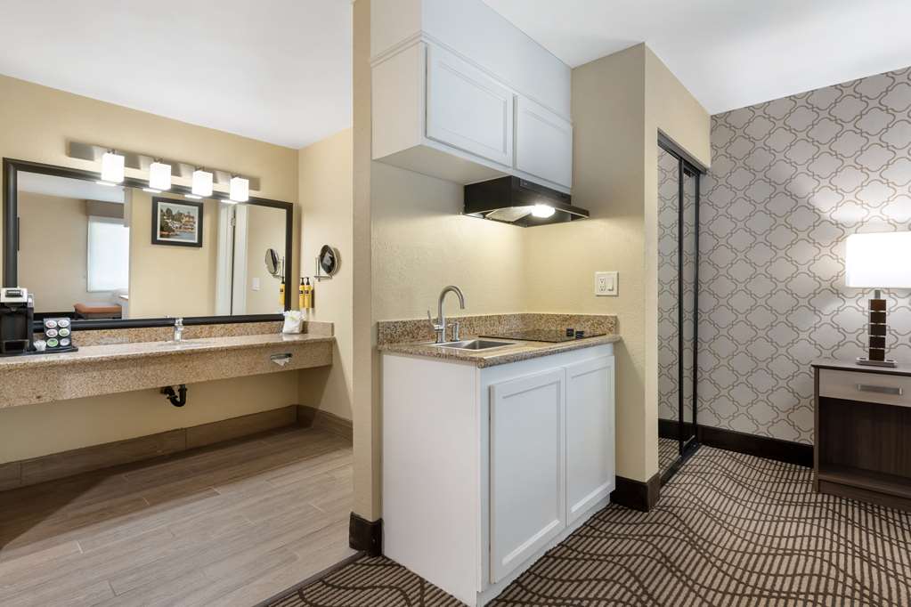Best Western Plus Heritage Inn-guestroom-Guest Room,Guest Room Amenity,Kitchen/Kitchenette,On-Site.jpg