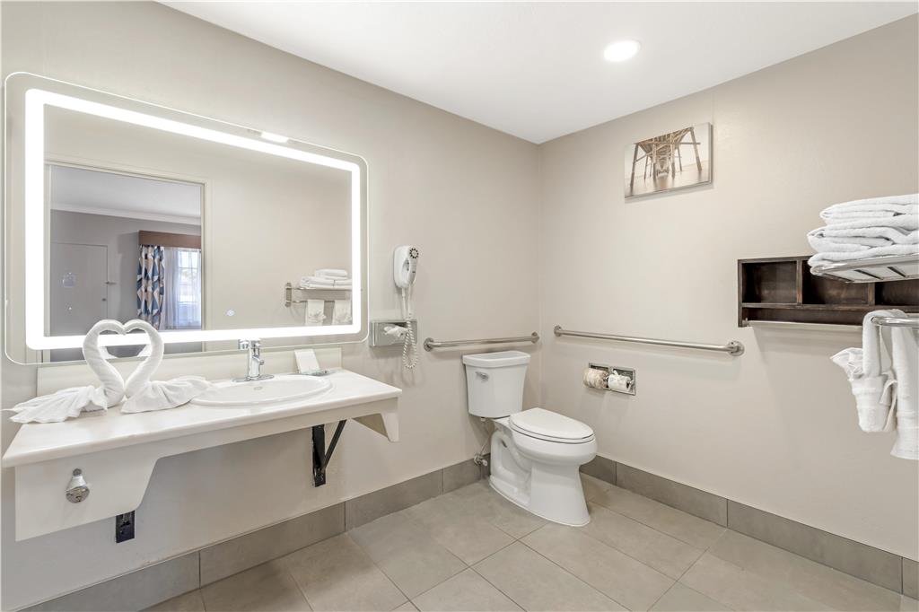 Best Western Redondo Beach Galleria Hotel - Beach City LA-guestroom-Guest Room,Bathroom,On-Site.jpg