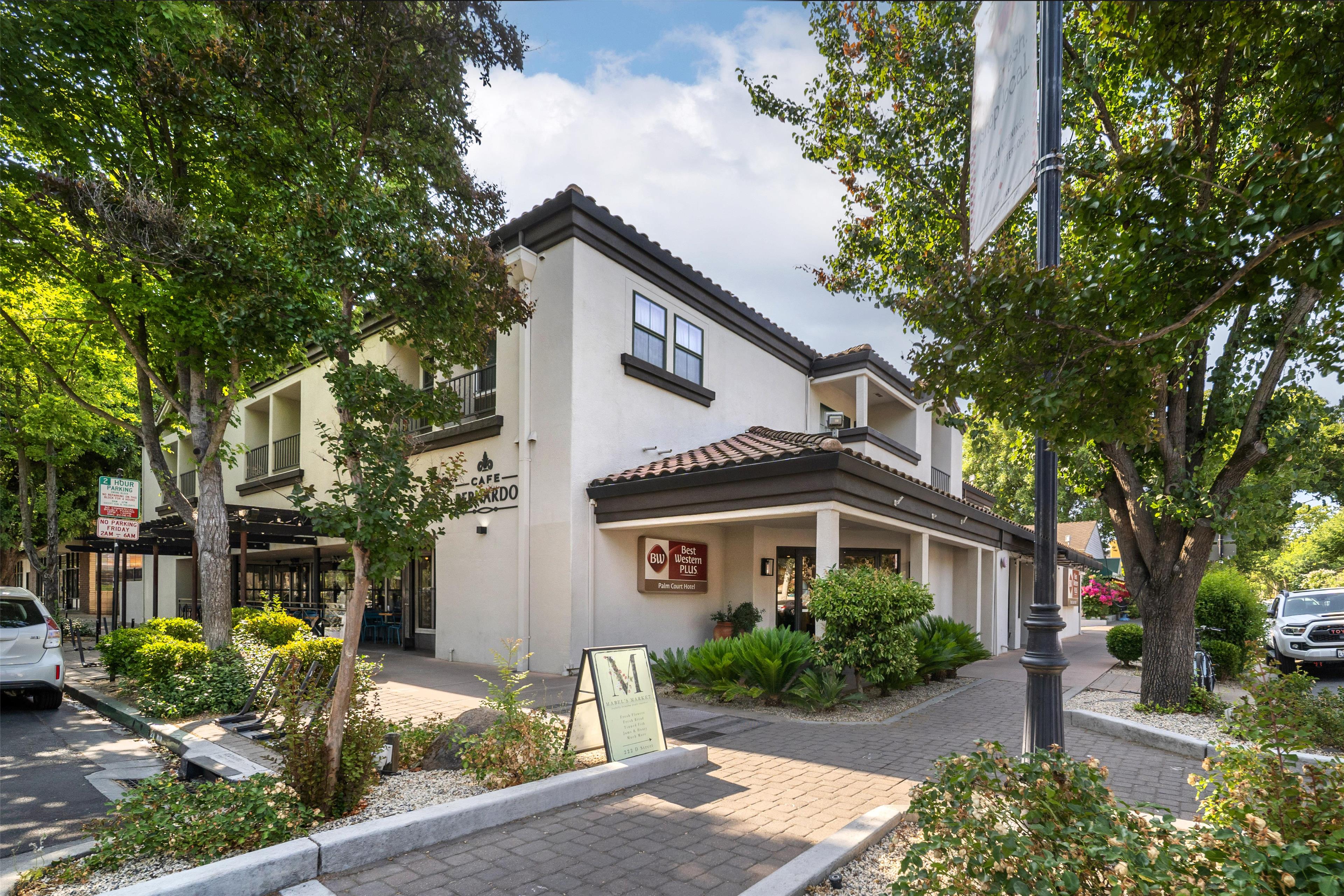 Best Western Plus Palm Court Hotel