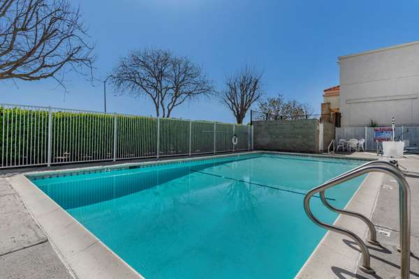 Pool - Best Western Luxury Inn Tracy - I-205, Exit 8