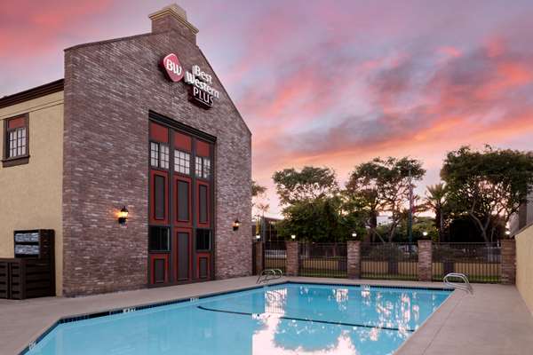 Pool - Best Western Plus Raffles Inn & Suites Anaheim