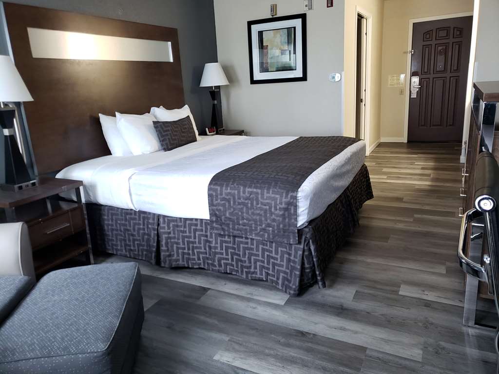 Best Western Americana-guestroom-Guest Room,Bed,King bed,Indoor/Interior,On-Site.jpg