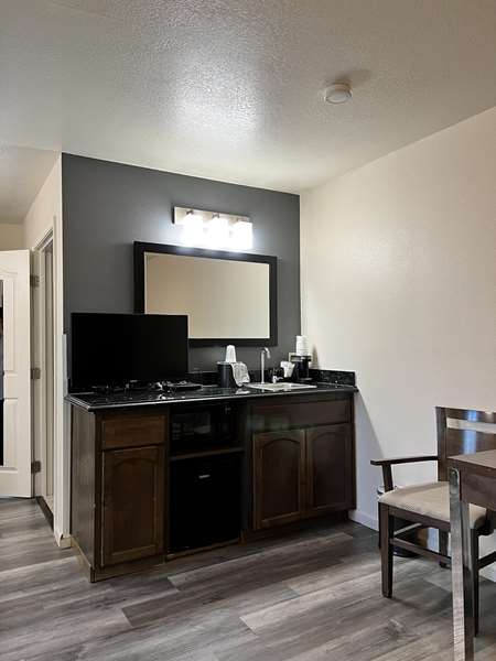 Suite - Best Western Americana Hotel Dinuba