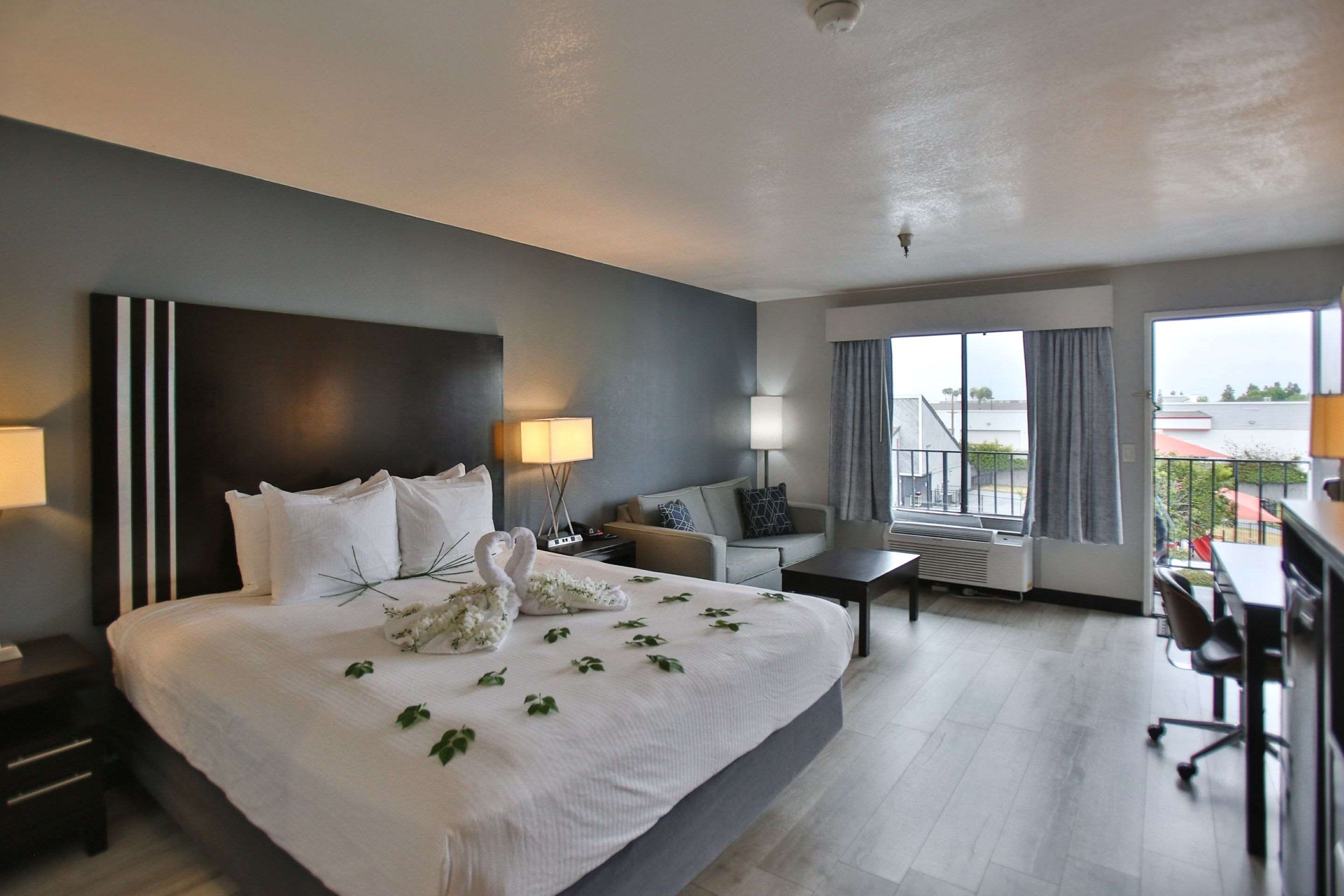 Best Western Surf City Room Type - Suite-1 King Bed, Non-Smoking, Separate Bedroom, Wet Bar, Sofa, Microwave And Refrigerator, Wi-Fi, F Best Western Surf City Room Type - Suite-1 King Bed, Non-Smoking, Separate Bedroom, Wet Bar, Sofa, Microwave And Refrigerator, Wi-Fi, F