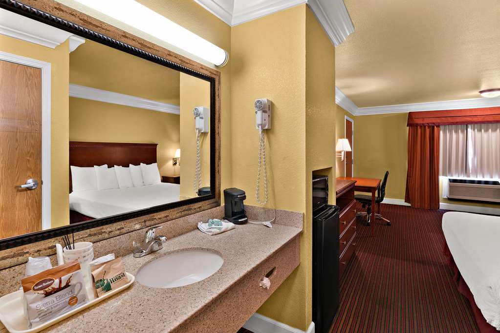 Best Western Willits Inn-guestroom-Guest Room,Bathroom,On-Site.jpg