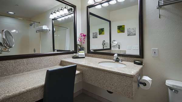  - Best Western Plus Villa Del Lago Inn Patterson - I-5, Exit 434