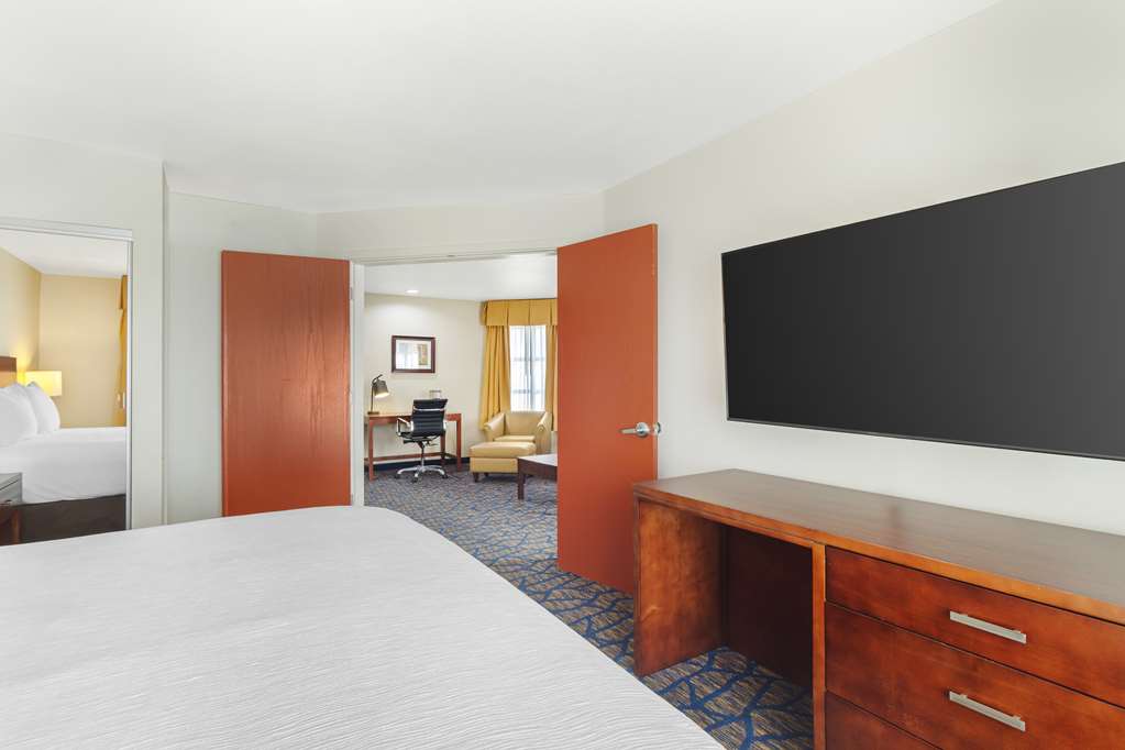Best Western Plus Villa Del Lago Inn Patterson-guestroom-Guest Room,On-Site.jpg