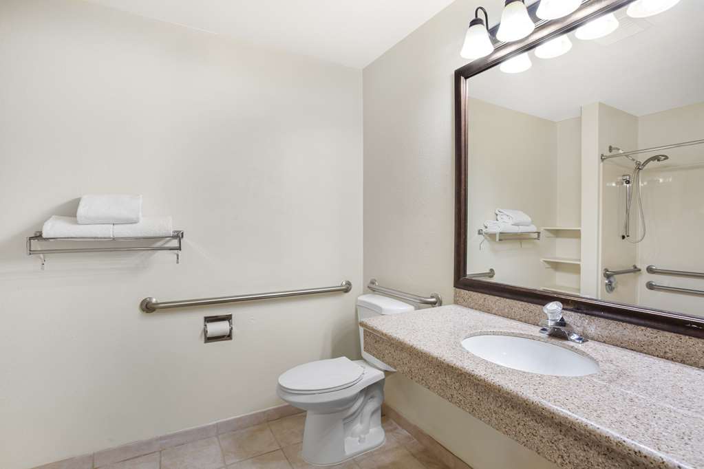 Best Western Plus Villa Del Lago Inn Patterson-guestroom-Guest Room,Bathroom,Accessibility,On-Site.jpg
