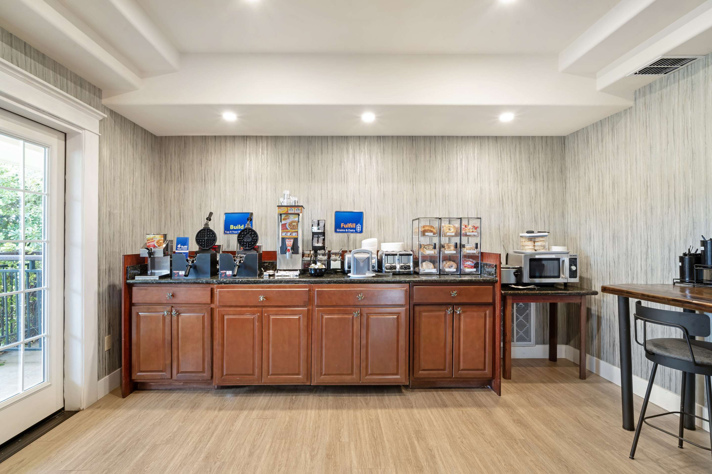 Breakfast Area | Best Western Cedar Inn & Suites
