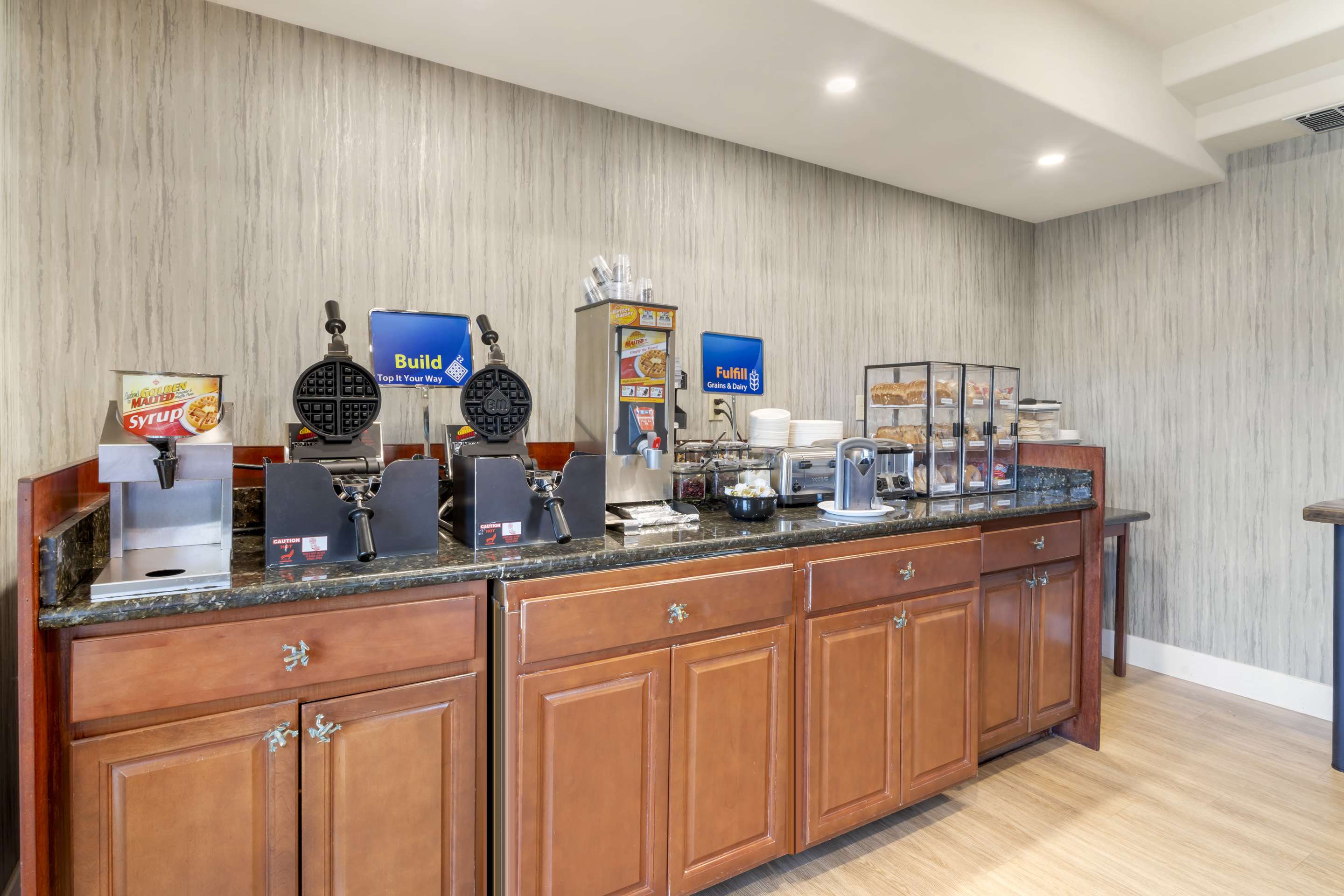 Breakfast Area | Best Western Cedar Inn & Suites