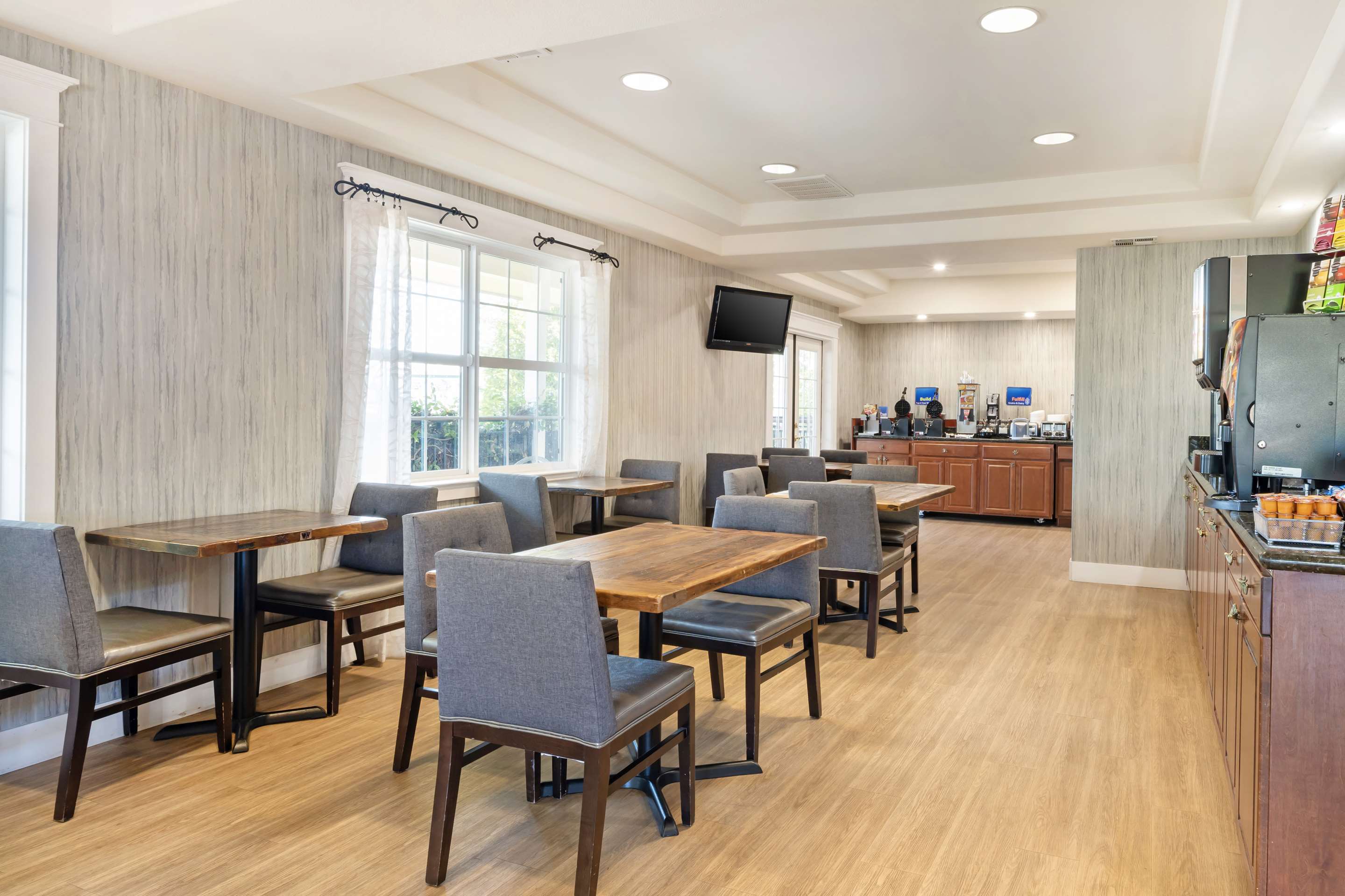 Breakfast Area | Best Western Cedar Inn & Suites