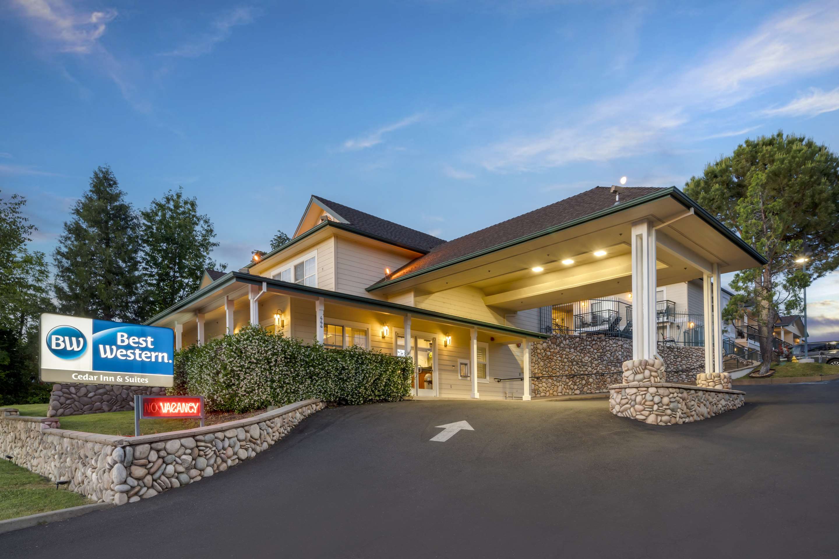 Exterior | Best Western Cedar Inn & Suites