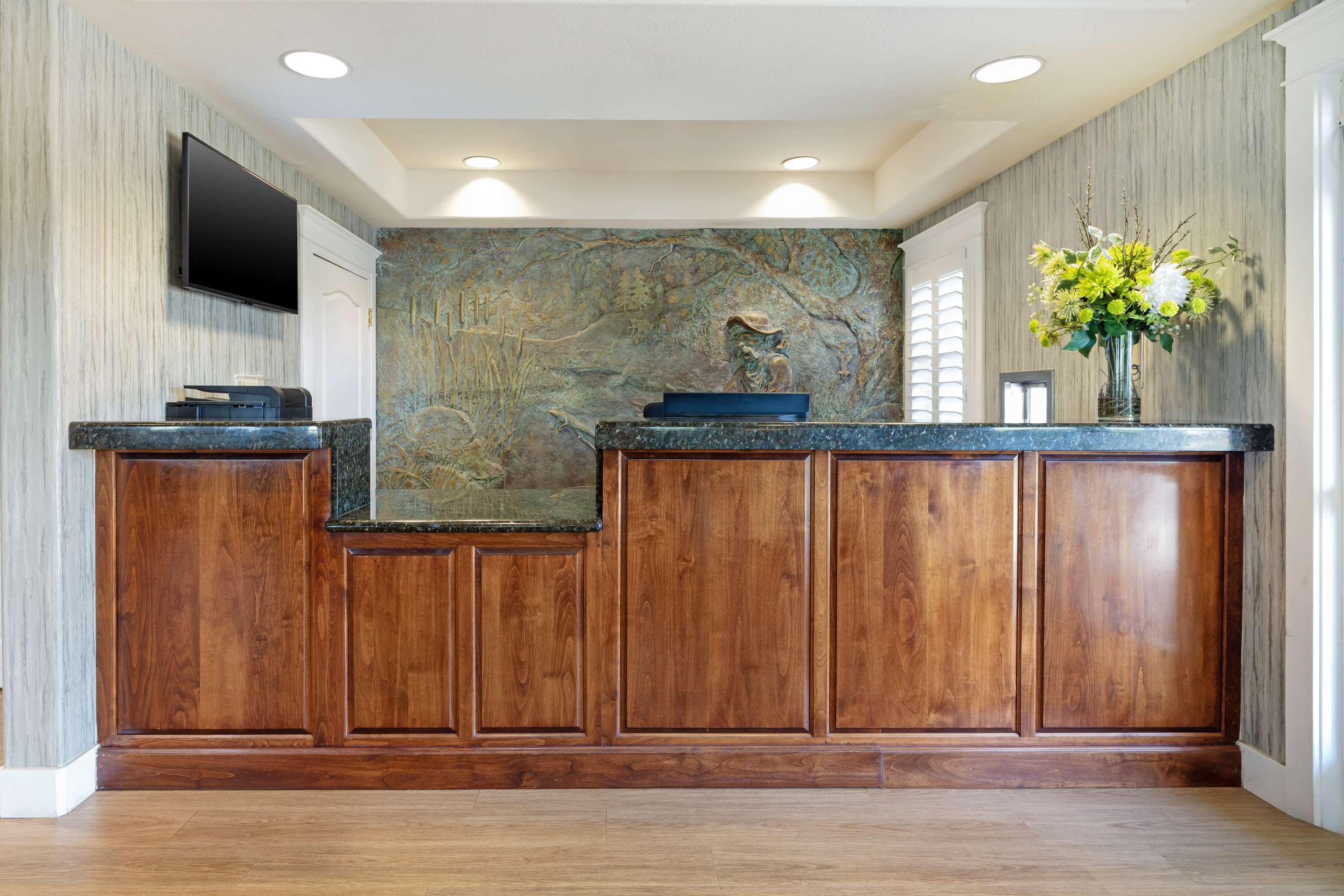 Front Desk | Best Western Cedar Inn & Suites
