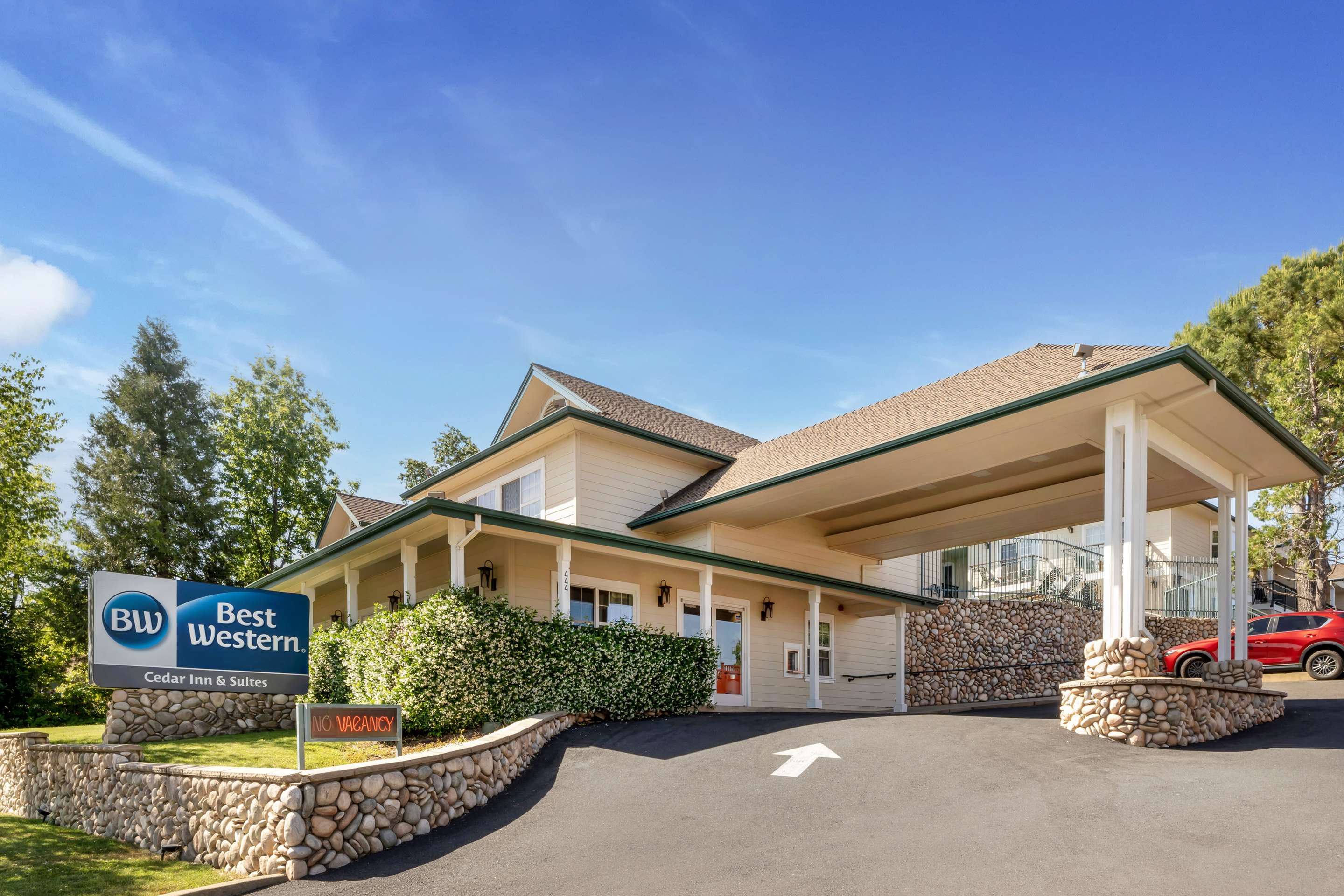 Exterior | Best Western Cedar Inn & Suites