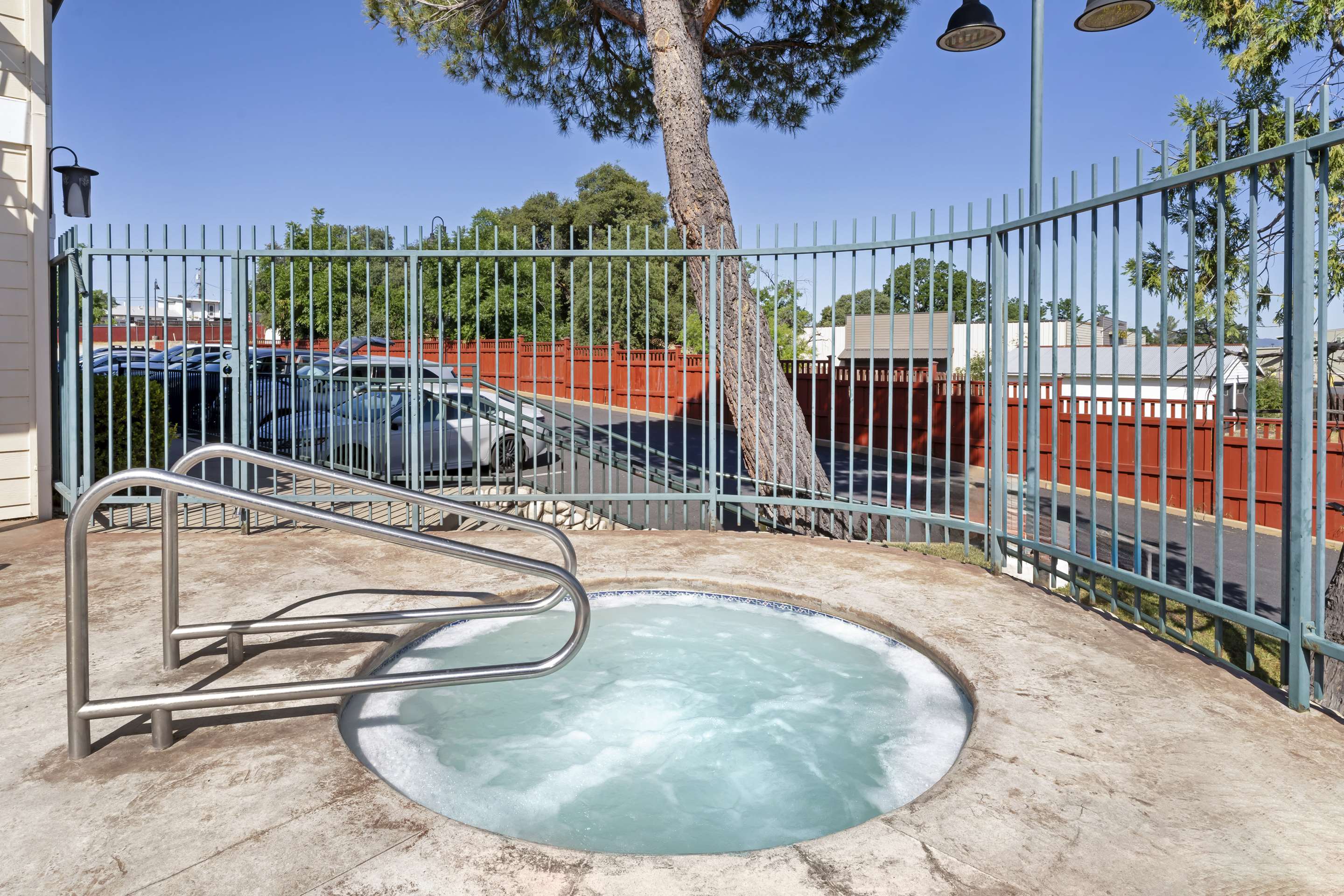 Hot Tub | Best Western Cedar Inn & Suites