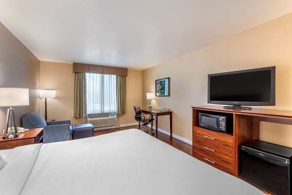  - Best Western Plus John Jay Inn & Suites Palmdale - CA 14, Exit 35