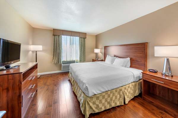  - Best Western Plus John Jay Inn & Suites Palmdale - CA 14, Exit 35