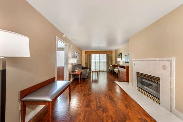  - Best Western Plus John Jay Inn & Suites Palmdale - CA 14, Exit 35