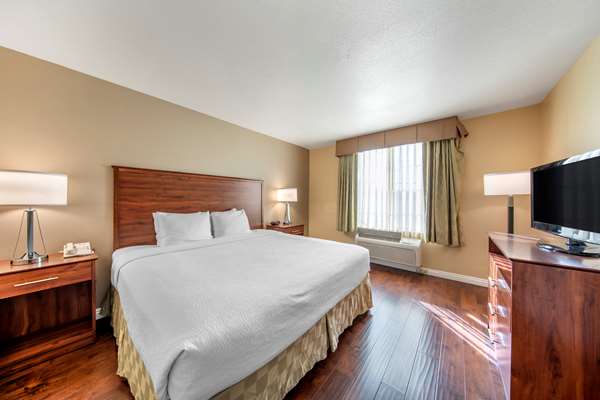  - Best Western Plus John Jay Inn & Suites Palmdale - CA 14, Exit 35