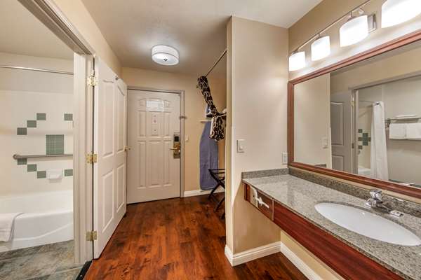  - Best Western Plus John Jay Inn & Suites Palmdale - CA 14, Exit 35