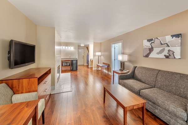  - Best Western Plus John Jay Inn & Suites Palmdale - CA 14, Exit 35