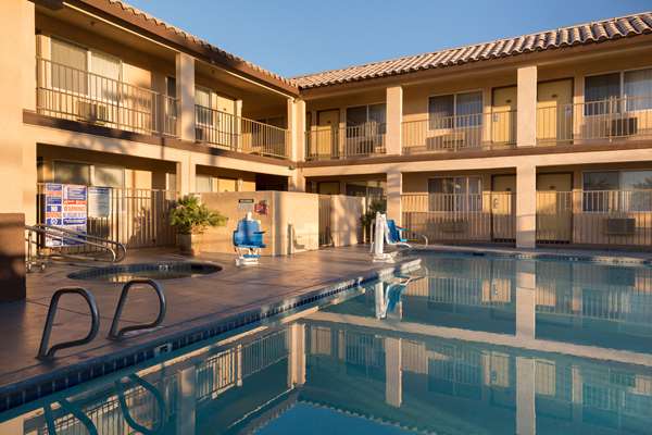 Pool - Best Western Desert Winds Motel Mojave