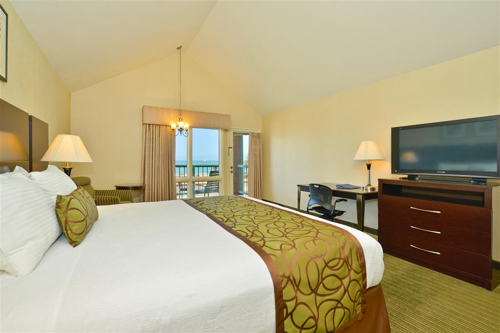 Best Western Plus Dana Point Inn-by-the-Sea-guestroom-Guest Room,Balcony,Bed,King bed,Patio/Terrace,Suite,Beachside,On-Site,Superior Room.jpg