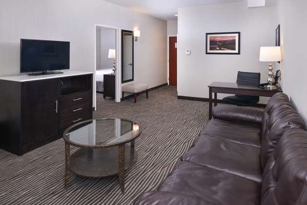 Suite - Best Western Plus Hotel at Convention Center Long Beach