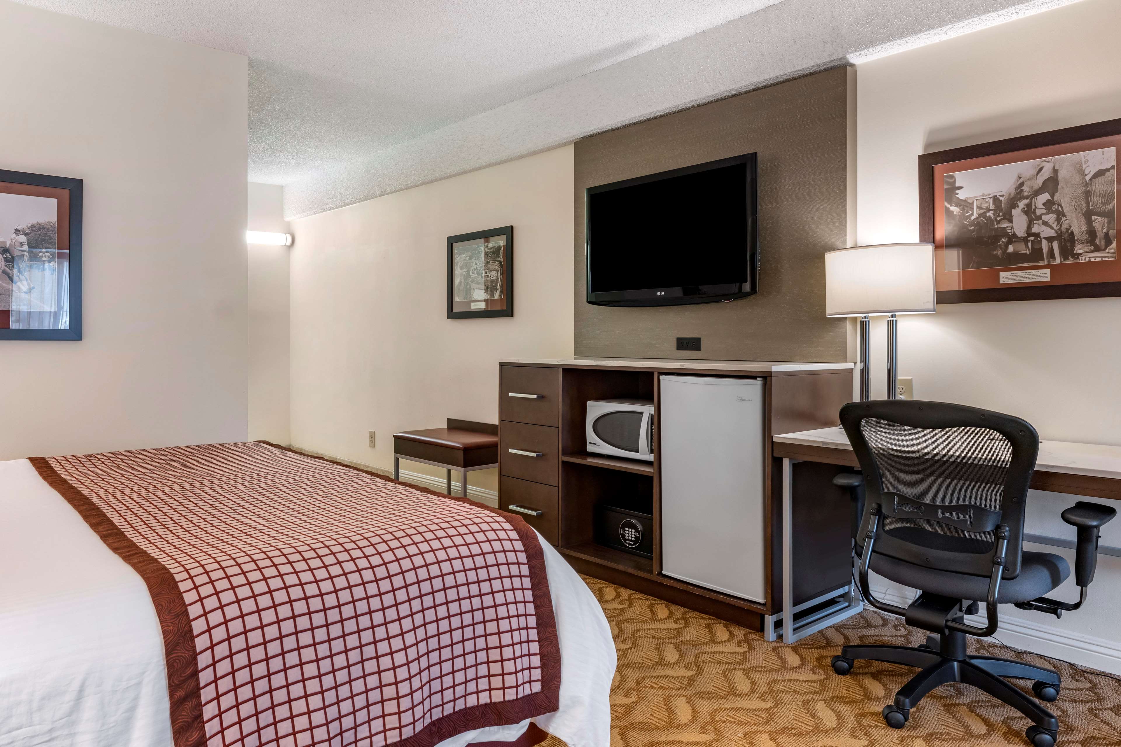 Best Western Plus Thousand Oaks Inn - Tap to explore photos