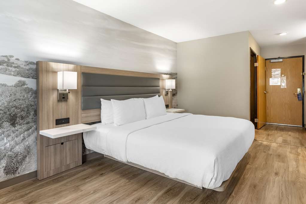 Best Western Plus Vineyard Inn-guestroom-Guest Room,On-Site.jpg