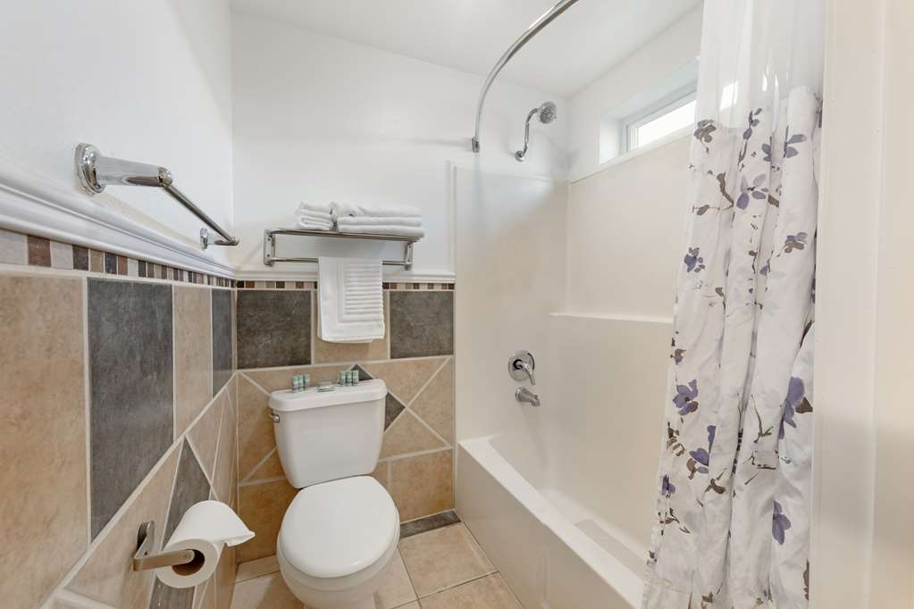 Best Western Harbour Inn & Suites Huntington - Sunset Beach-guestroom-Guest Room,Bathroom,On-Site.jpg