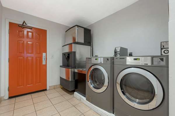  - Best Western Colonial Inn Selma - CA 99, Exit 118