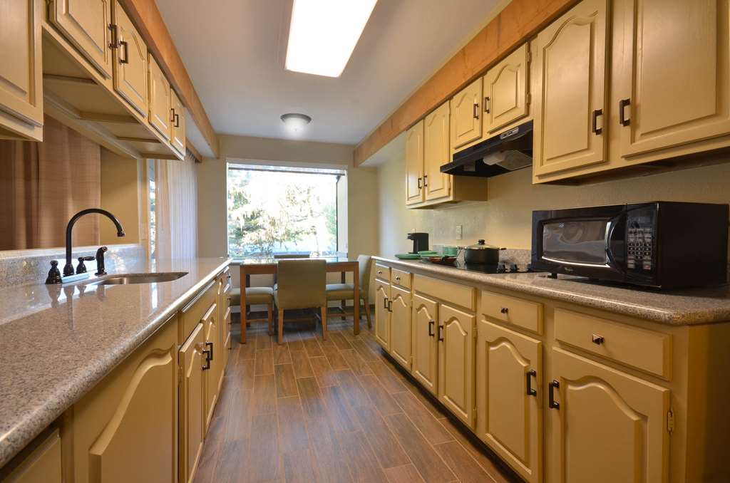 Best Western The Inn & Suites Pacific Grove-guestroom-Guest Room,Bed,King bed,Kitchen/Kitchenette,Suite,Indoor/Interior,On-Site.jpg