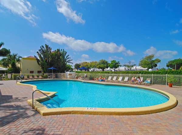 Pool - Best Western Plus University Inn Boca Raton