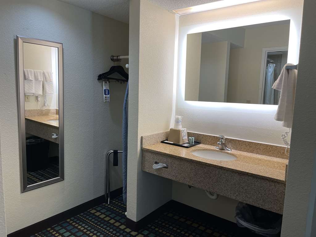 Best Western Tallahassee-Downtown Inn & Suites-guestroom-Guest Room,Bathroom,On-Site.jpg