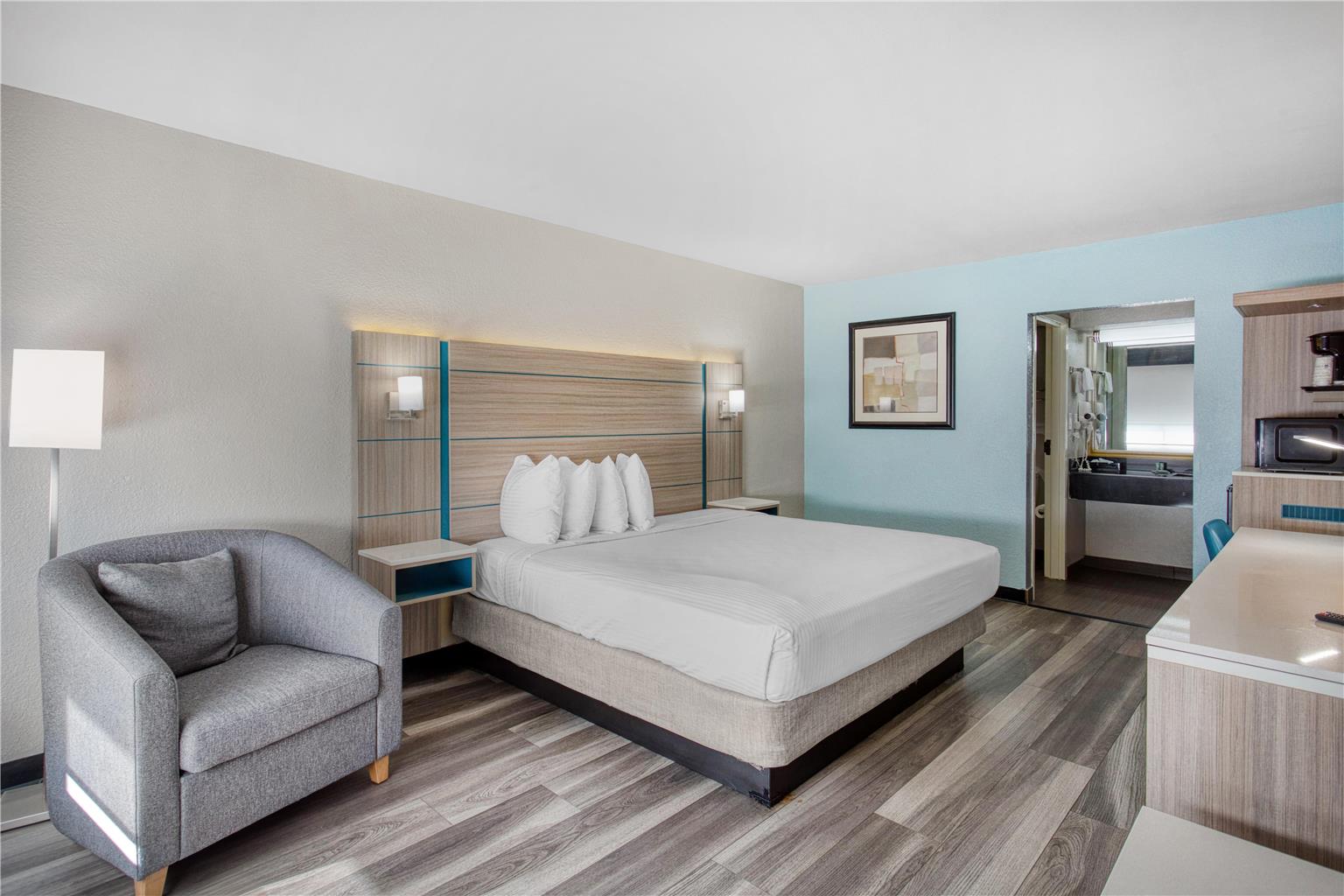 Best Western Executive Inn-guestroom-Guest Room,On-Site.jpg