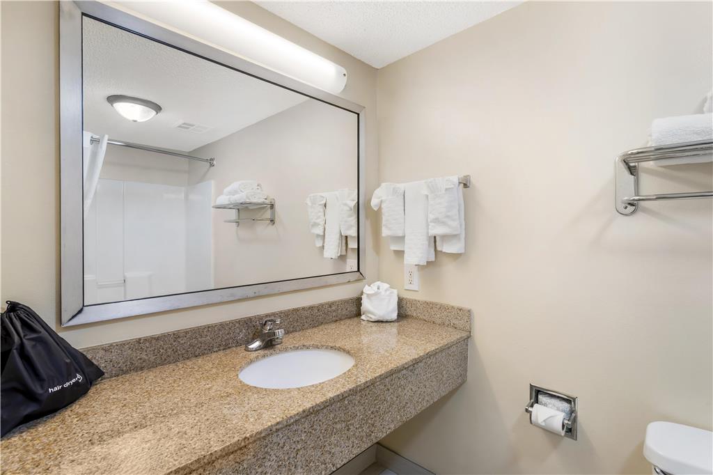 Best Western Plus Richmond Hill Inn-guestroom-Guest Room,Bathroom,On-Site.jpg