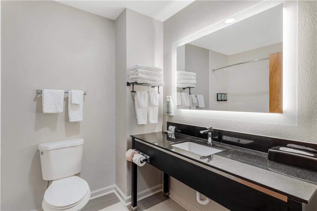Best Western Commerce Inn-guestroom-Guest Room,Bathroom,On-Site.jpg