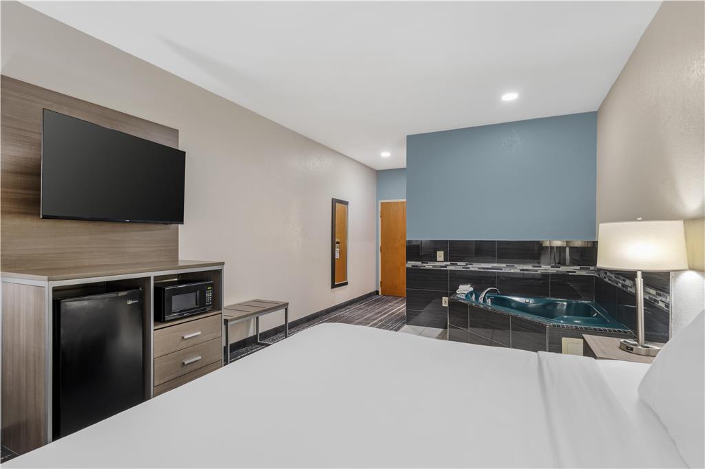 Best Western Commerce Inn-guestroom-Guest Room,On-Site.jpg