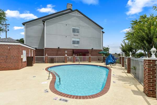 Pool - Best Western Plus Lake Lanier Inn Oakwood