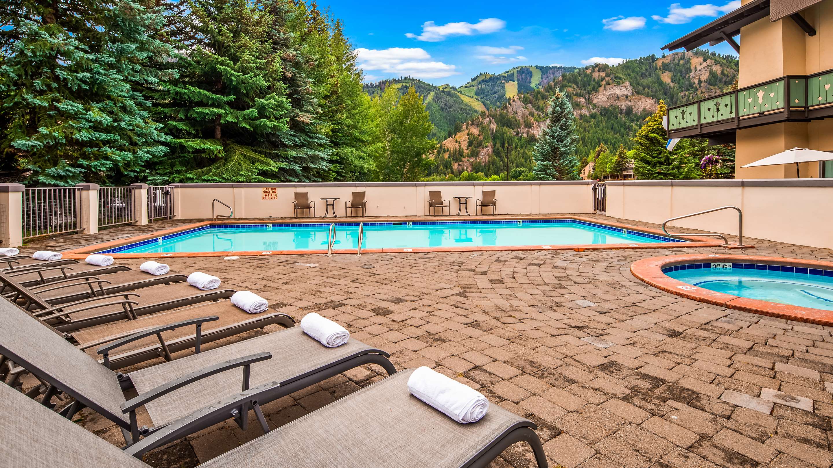 Outdoor Pool / Hot Tub