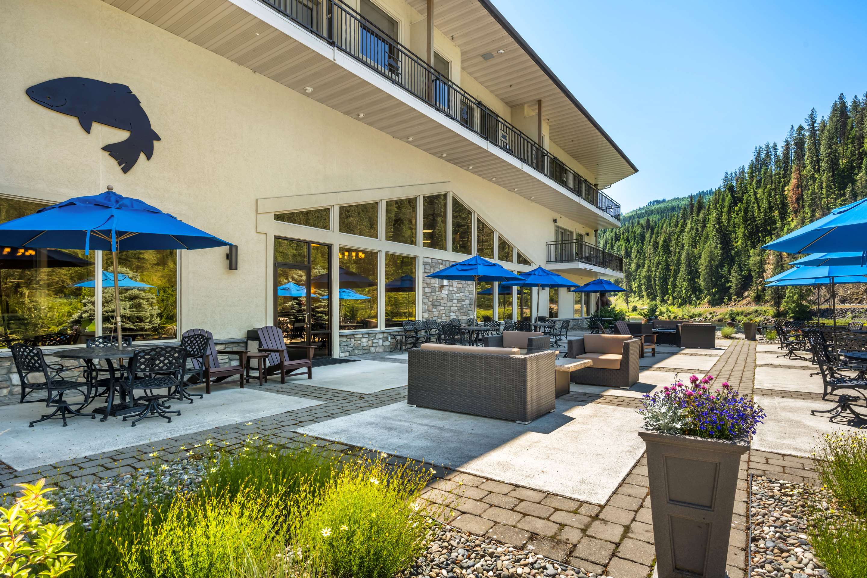 Patio | Best Western Lodge At River's Edge