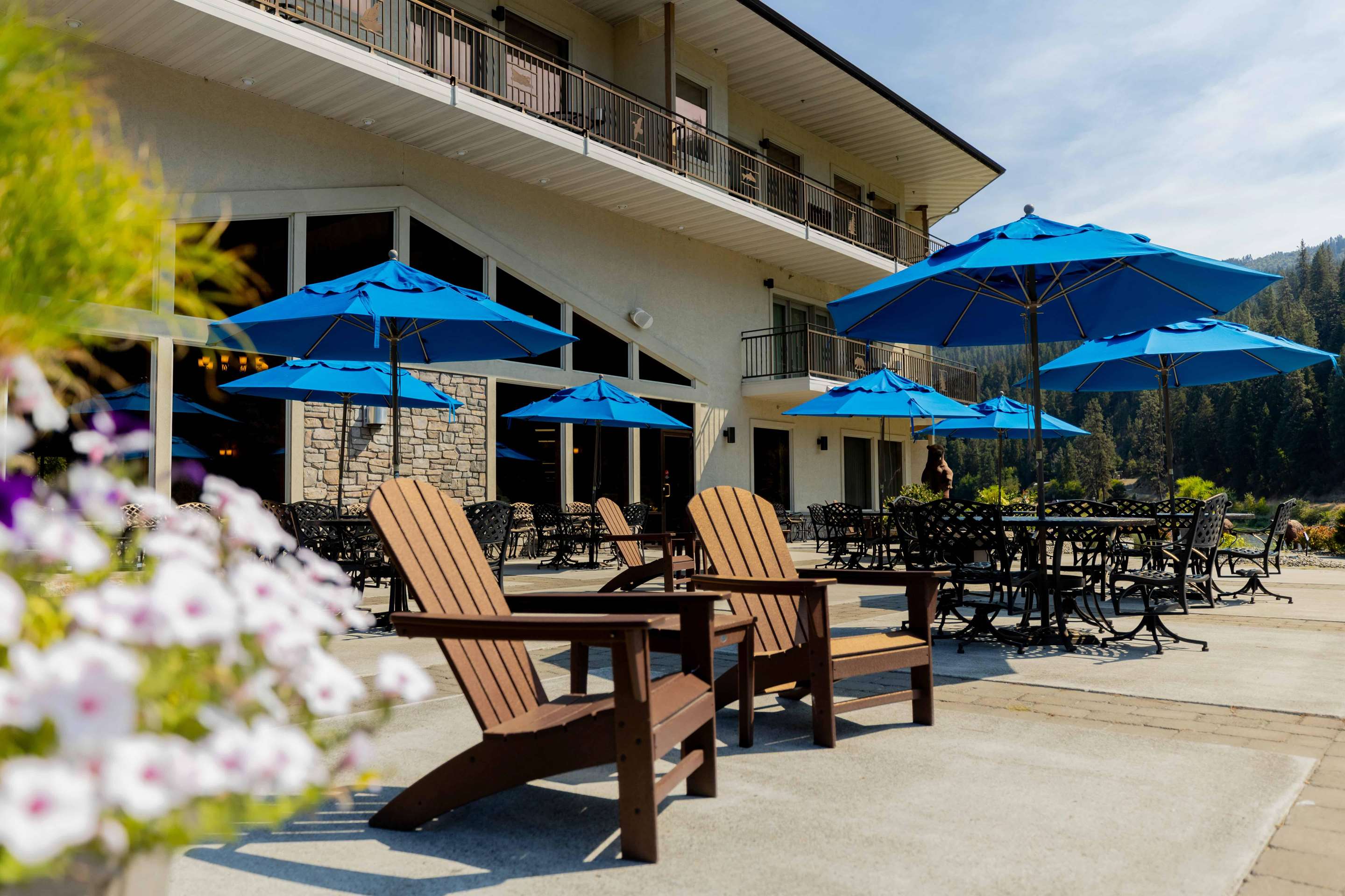 Patio | Best Western Lodge At River's Edge