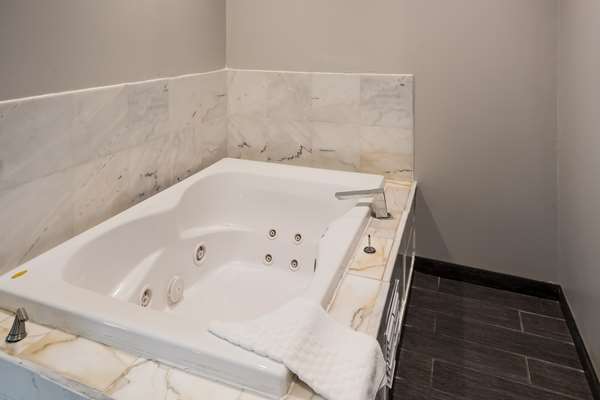 Suite - Best Western Riverside Inn Danville - I-74, Exit 215