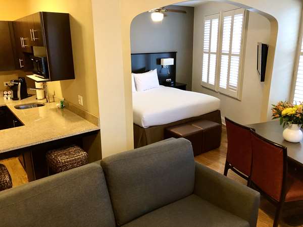 Suite - Best Western Plus Hawthorne Terrace Hotel Chicago